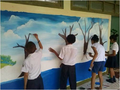 Niños con pintura mural Escolanova - Dénia.com