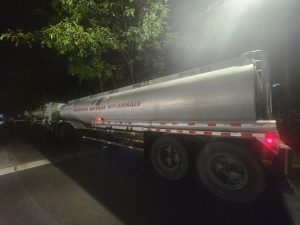 Un cisterna, con 32.000 litros de combustible, fue abordado por la Policía y su conductor detenido por el presunto transporte ilegal de combustible.